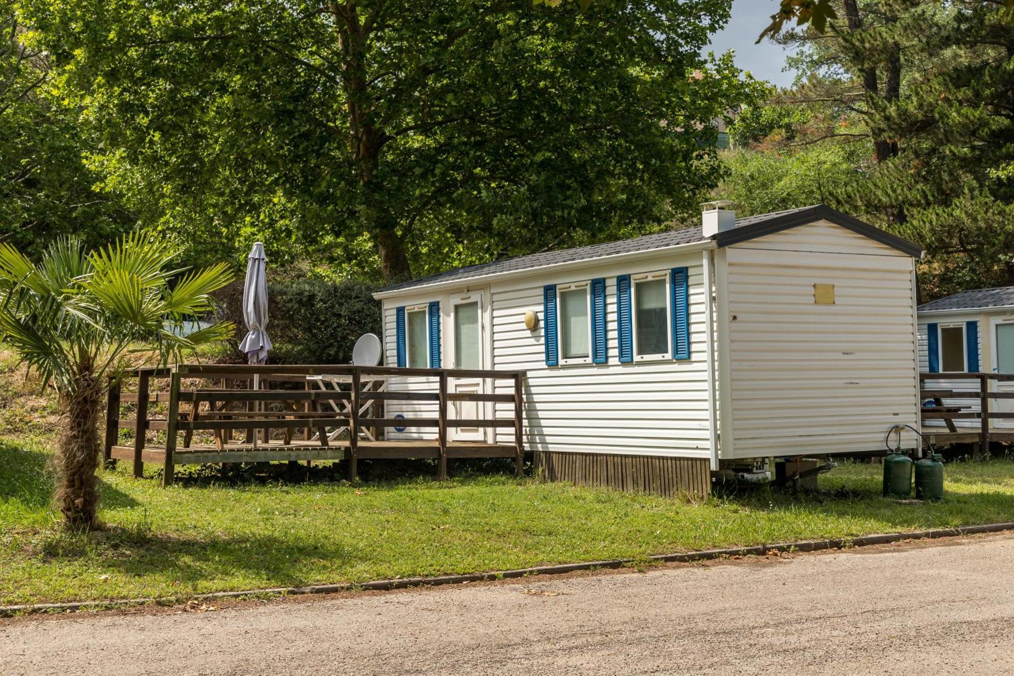 Camping Les Rives Du Lac De Vinca Екстер'єр фото