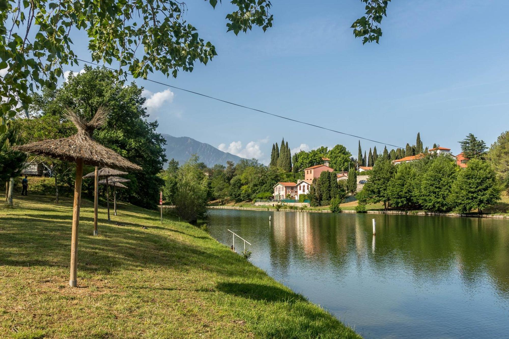 Camping Les Rives Du Lac De Vinca Екстер'єр фото